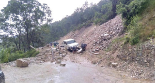 नारायणगढ&ndash;मुग्लिन खण्डमा पहिराेले २ बस बगायाे, ६५ यात्रु बेपत्ता