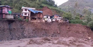 बाढीले घर बगाउँदा तीन बालबालिका माटोमा पुरिए, एक जना बेपत्ता