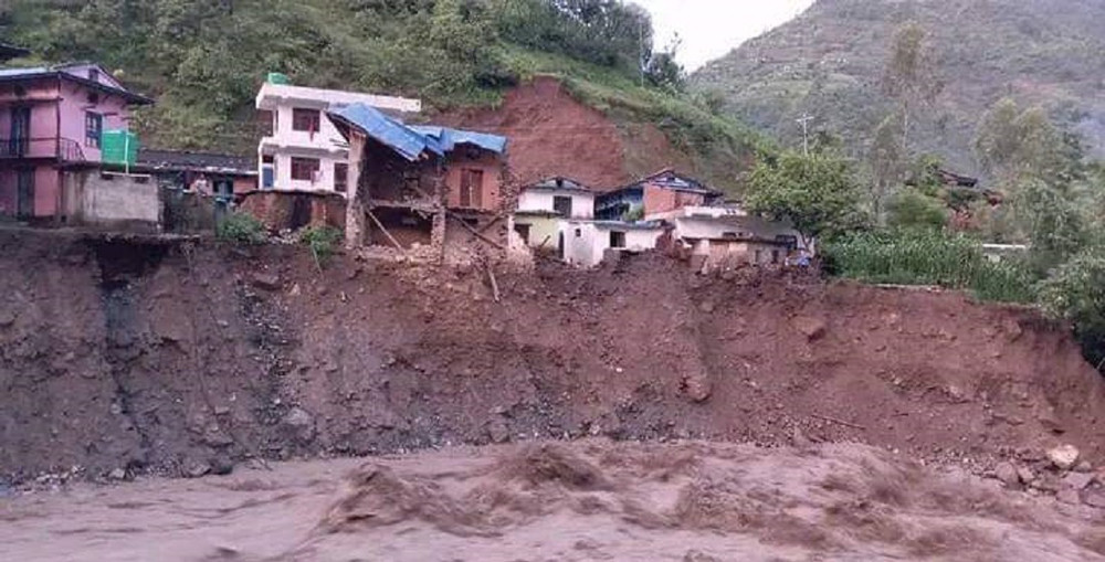 आठबीसकोट बाढी अपडेटः  पुरिएका तीन बालिकाको शव निकालियो, बेपत्ता एकको खोजी जारी