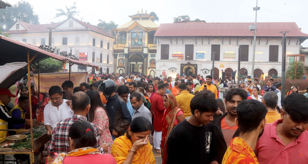 साउनको अन्तिम सोमबारः पशुपतिनाथसहित देशभरका शिवालयमा भक्तजनको घुइँचो