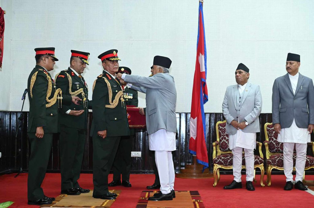 नवनियुक्त प्रधानसेनापति सिग्देललाई महारथीको दर्ज्यानी चिह्न प्रदान