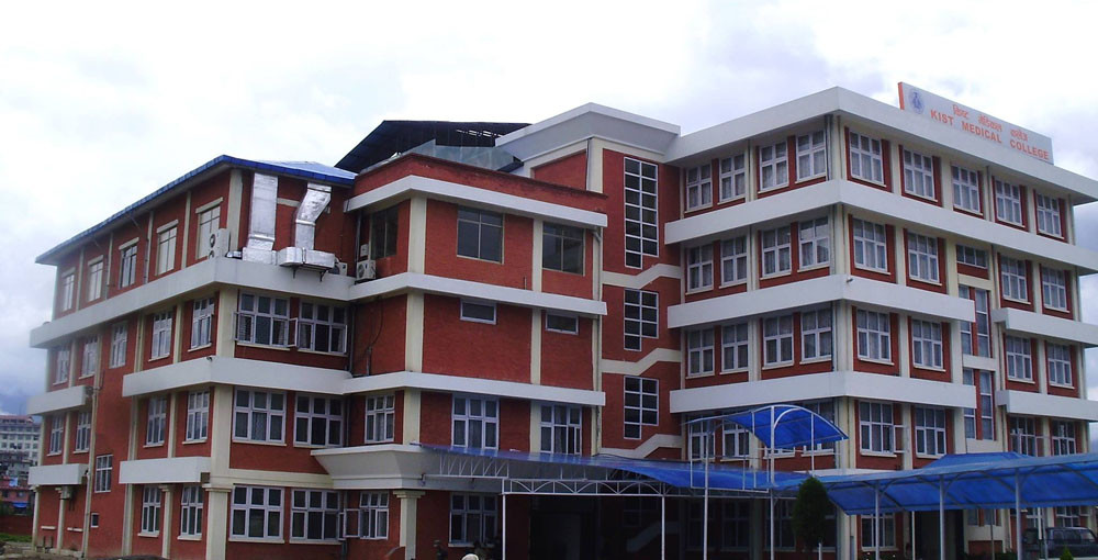 ललितपुरको किस्ट अस्पतालनमा पानी पसेपछि बिरामीलाई सुरक्षित स्थानमा सारियो