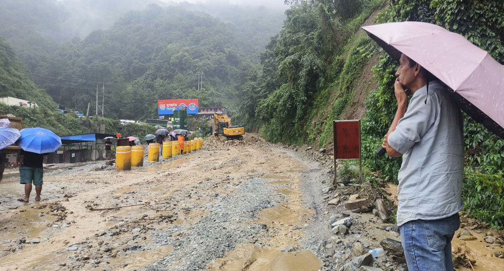 नागढुङ्गाको नागमन्दिरमा पहिरो, यातायात पूर्ण अवरुद्ध