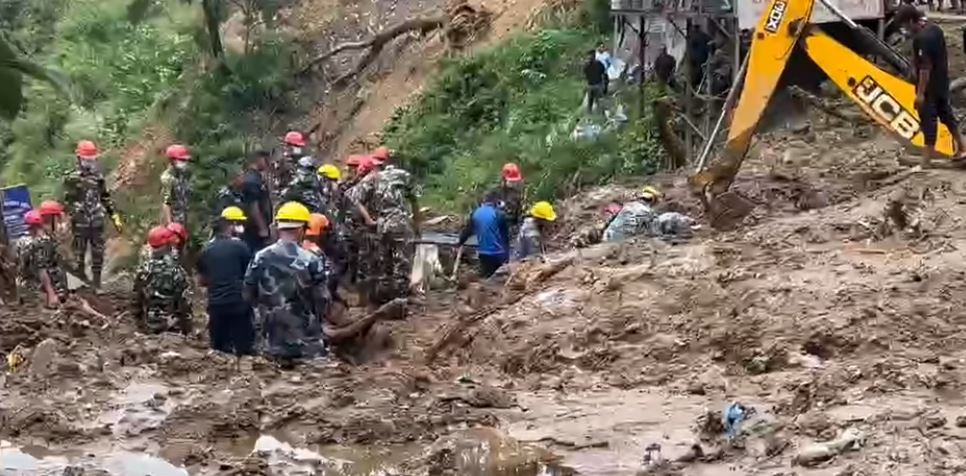 झ्याप्लेमा अवरुद्ध सडक खुल्यो, चल्न थाले सवारीसाधन