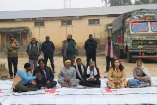साल्ट ट्रेडिङ र कृषि सामग्री कम्पनीमा जनप्रतिनिधिले लगाए ताला, बिहानैदेखि धर्ना