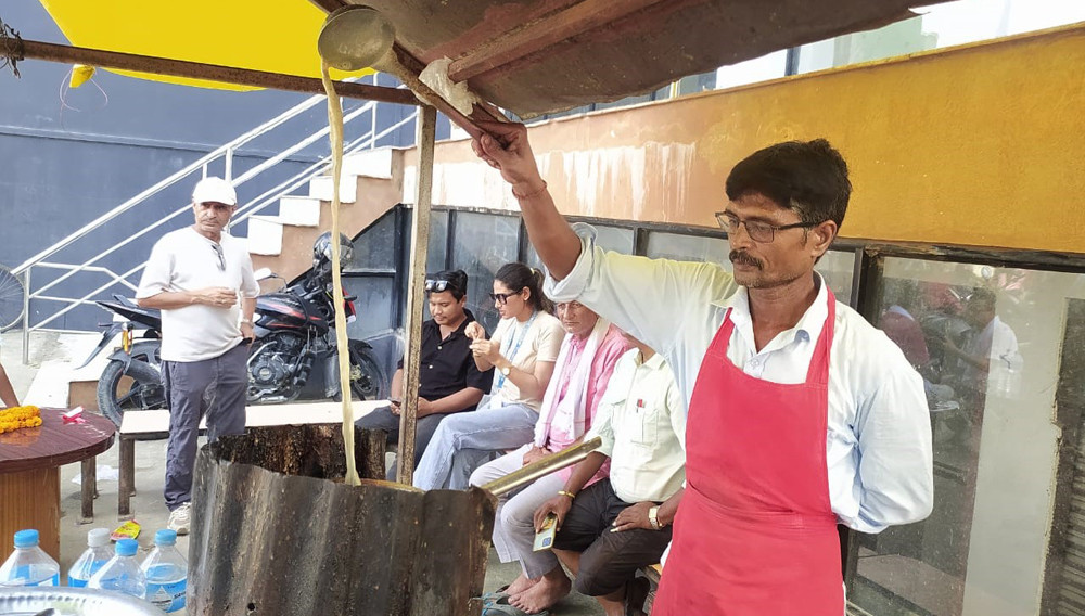 चिया बेचेरै मासिक एक लाख आम्दानी, घर घडेरीदेखि छोरालाई जर्मनीको शिक्षासम्म
