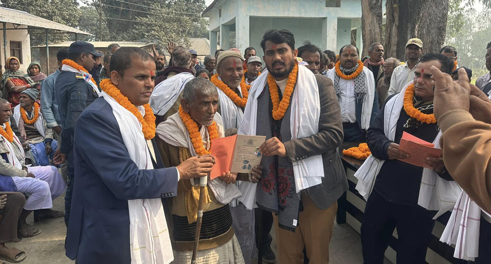 ३० वर्षसम्म गाउँ ब्लकको जग्गामा बसोबास, छिन्नमस्ताको १८२ परिवारले पाए ५ बिघा जग्गाको लालपुर्जा