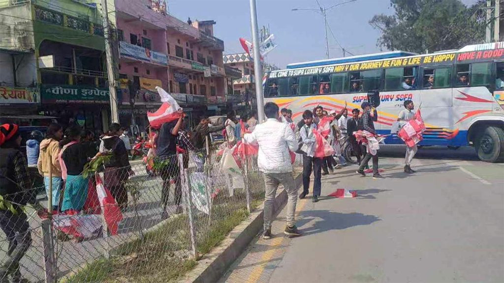 आन्दोलनकारीले कांग्रेसको झण्डा फालेपछि झडप(भिडियोसहित)