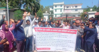 स्थानीय तहमा कार्यरत कर्मचारी आन्दोलीत, घेराउ गरे मुख्यमन्त्री कार्यालय