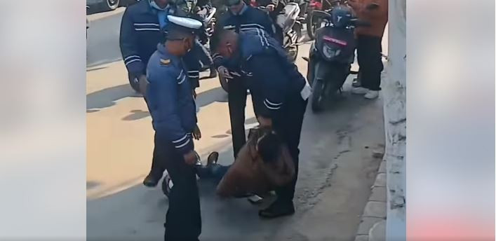 ट्राफिक प्रहरीद्वारा निर्घात कुटपिटको भिडियो बाहिरिएपछि अनुसन्धान सुरु