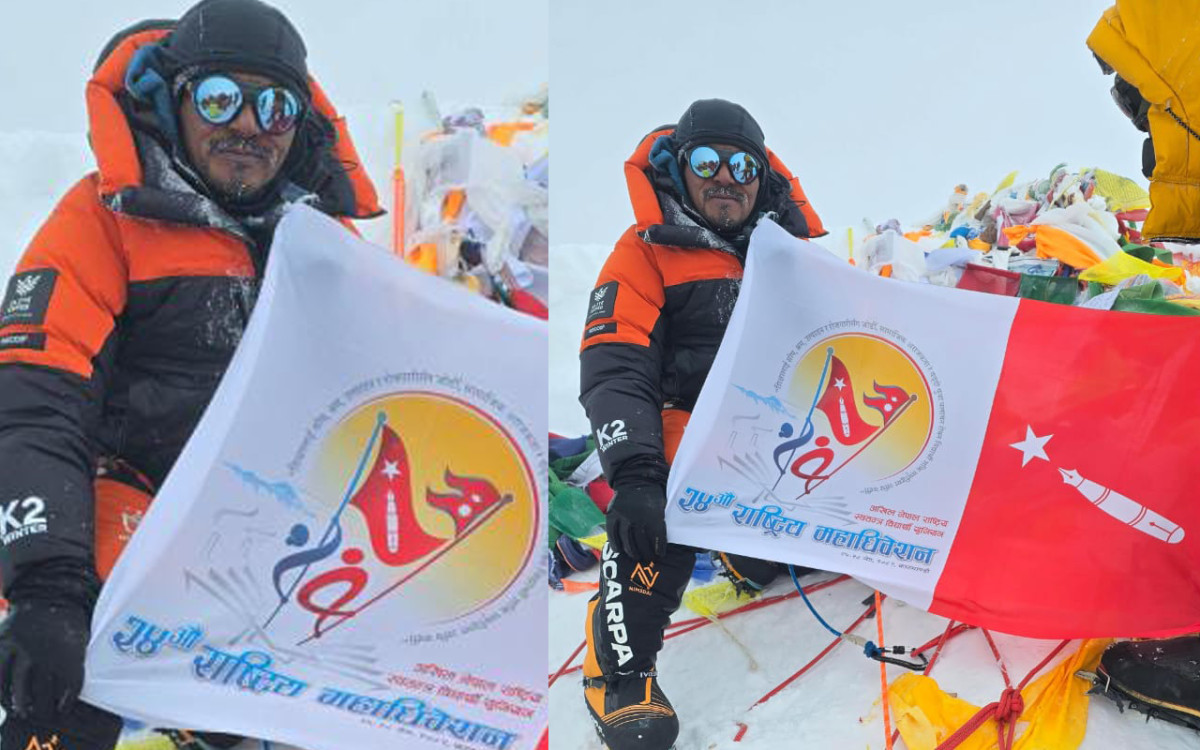 अनेरास्ववियुको राष्ट्रिय महाधिवेशनको लोगो र झन्डा सगरमाथाको चुचुरोमा फहरायो