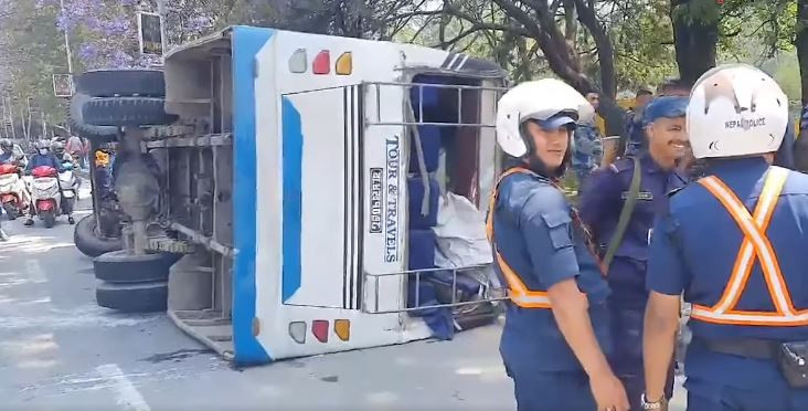 काठमाडौं गौशालामा बस दुर्घटना हुँदा १५ जना घाइते