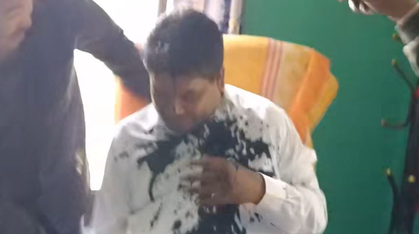 भ्रष्टाचारमा संलग्न रहेको आरोप लगाउँदै वन कार्यालय प्रमुखलाई दलियो मोसो