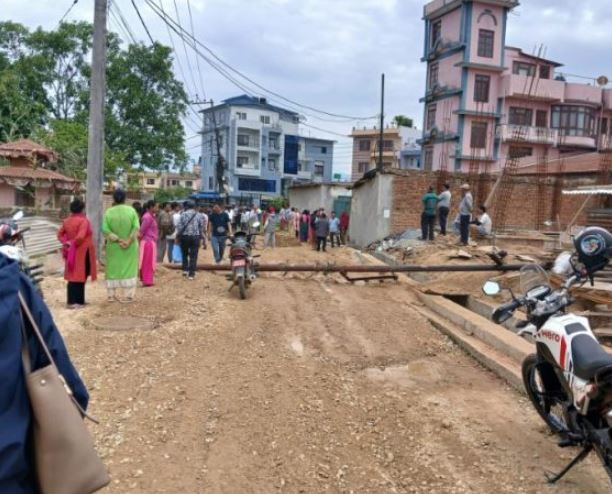 पोल ढलेर ललितपुरमा एक जनाको मृत्यु, ठेचो क्षेत्रमा टायर बालेर प्रदर्शन