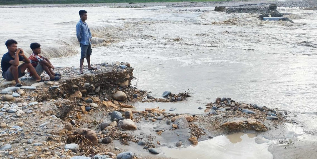 पूर्वपश्चिम राजमार्ग अवरुद्ध