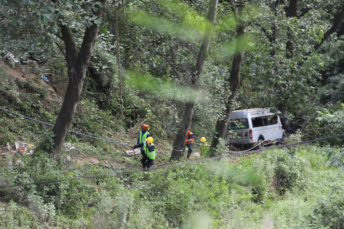 २० जना सवार माइक्रो नागढुंगामा दुर्घटना, २ जनाको अवस्था गम्भीर