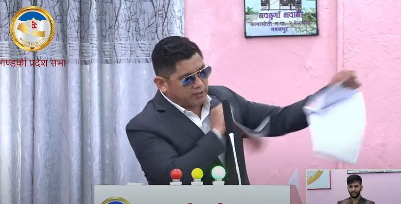 गण्डकीका पूर्व मन्त्री जुग्जालीले रोष्ट्रमबाटै च्याते बजेट पुस्तिका