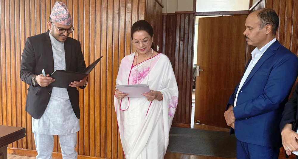 नेशनल लाइफको अध्यक्षमा सिंह पुनः निर्वाचित, प्राधिकरणका अध्यक्ष ओझाबाट लिइन् शपथ