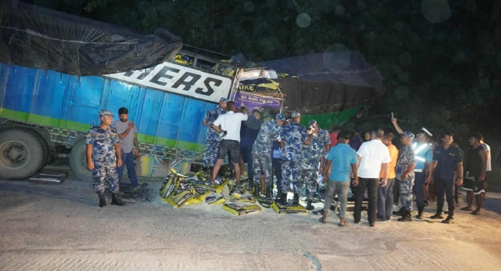 दुई ट्रक ठोकिँदा एक चालक घाइते