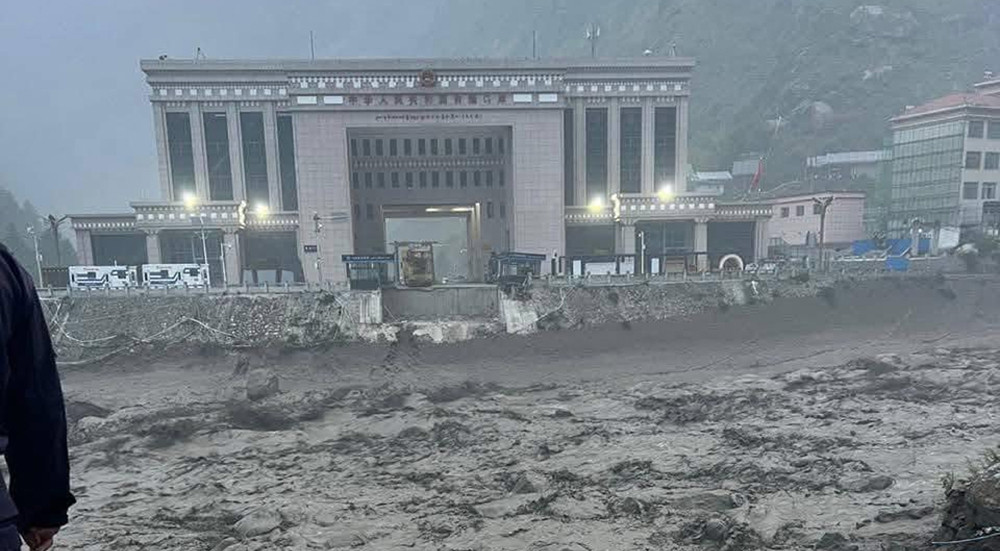 भोटेकोसीमा बाढी: सुख्खा बन्दरगाहमै रहेका ११ जना बेपत्ता, बाढीमै फसे हाइड्रोका कर्मचारी