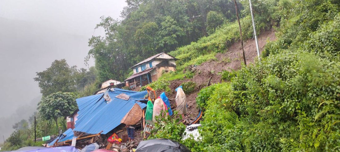 पर्वतको लाङ्दी पहिरो: पुरिएका दम्पतीमध्ये श्रीमान् मृत फेला, श्रीमतीको खोजी जारी