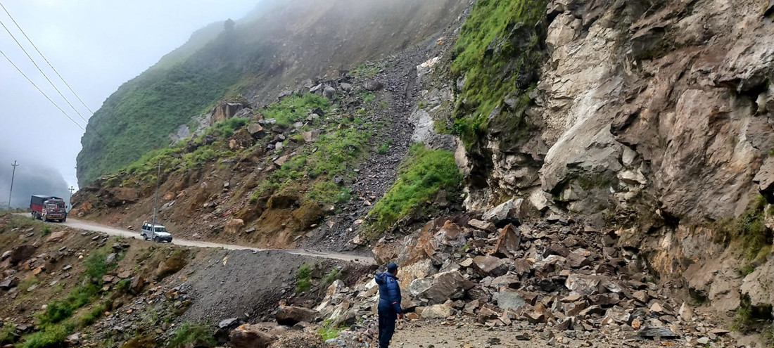सुक्खा पहिराले बेनी–जोमसोम सडकमा  आवतजावत रोकियो
