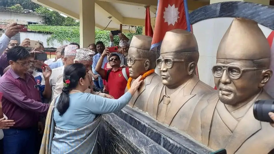 दशकपछि एमाले कार्यालय पुग्दा पूर्वराष्ट्रपति भण्डारीद्वारा मोरङ र विराटनगर कमिटीको प्रशंसा