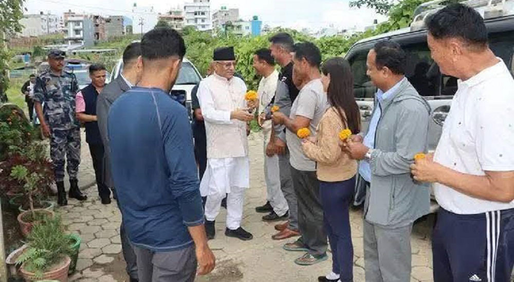 विप्लवलाई भेट्न घरमै पुगे प्रचण्ड