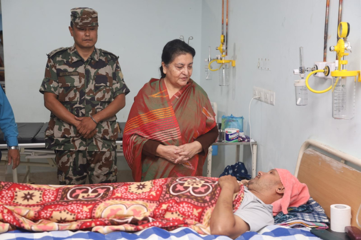 जेन-जी आन्दोलनका घाइते प्रहरी भेट्न पुगिन् पूर्वराष्ट्रपति भण्डारी