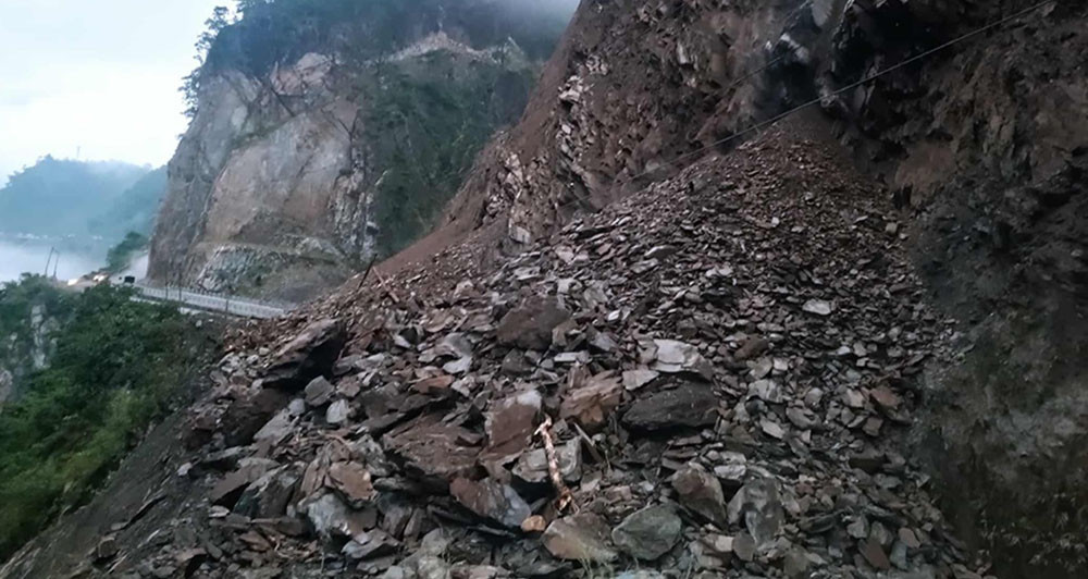 पहिरोले १३ घण्टा अवरुद्ध नारायणगढ–मुग्लिन सडक, सयौं यात्रु रातभर सडकमै अलपत्र