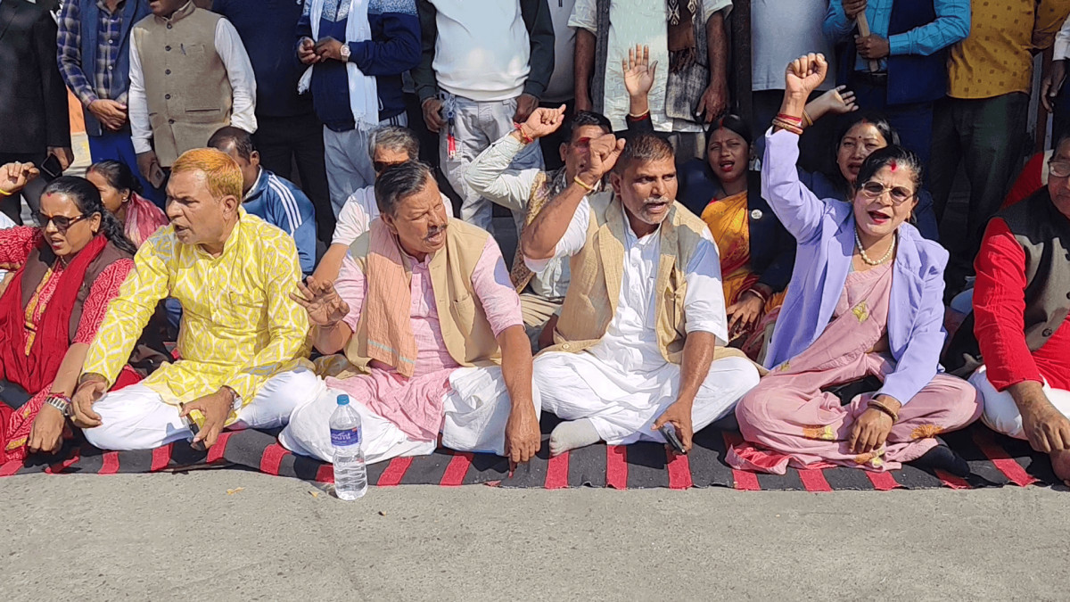 मधेशका मुख्यमन्त्रीविरुद्ध नवौँ दिन पनि सात दलको विरोध कायमै