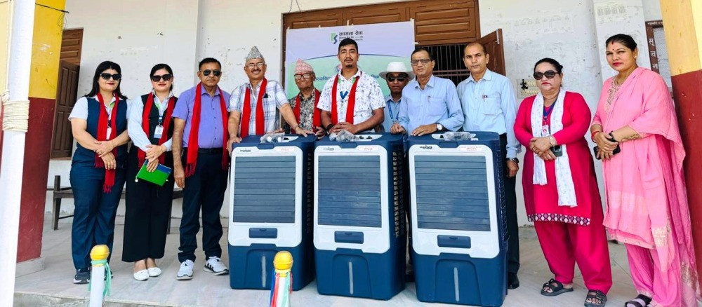 चर्को गर्मीमा विद्यार्थीलाई राहत, कामना सेवाद्वारा विद्यालयलाई कुलर सहयोग