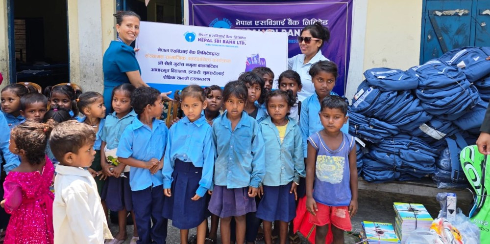 नेपाल एसबिआई बैंकद्वारा सुनसरीका ११० भन्दा बढी विपन्न विद्यार्थीलाई शैक्षिक तथा खेलकुद सामग्री सहयोग