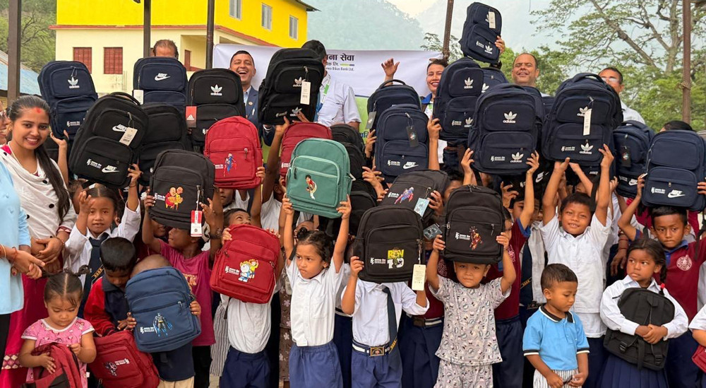 कामना सेवा विकास बैंकले दियो बुटवल माध्यमिक विद्यालयलाई ७० विद्यार्थीलाई स्कुल ब्याग