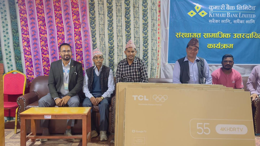 कुमारी बैंकद्वारा बाजुराका ६ सामुदायिक विद्यालयलाई स्मार्ट टेलिभिजन हस्तान्तरण