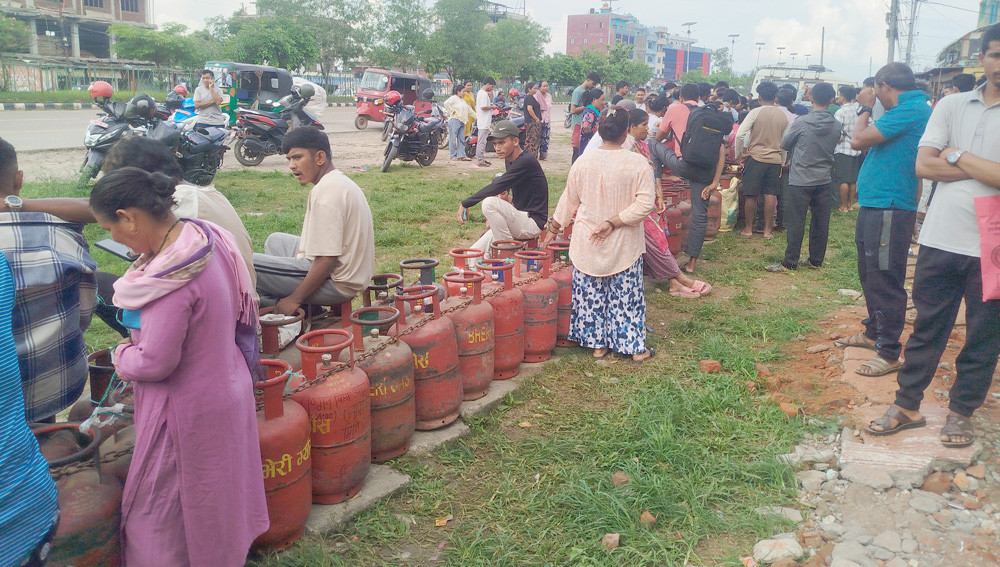 ग्यासको कालोबजारी रोक्न उपत्यकाका डिपोमा सादा पोसाकका प्रहरी परिचालन