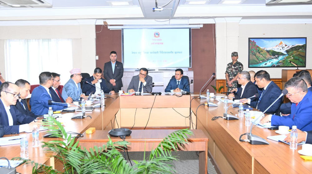 राष्ट्र बैंककाे कार्यकारी निर्देशकलाई बोलाएर अर्थमन्त्रीले भनेः ‘नियमन मात्र होइन, उत्पादन र लगानी बढाउने नीति ल्याऔं’