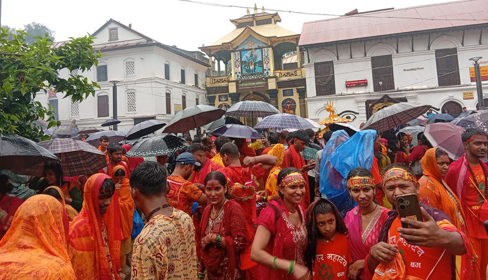 झरीमा पनि रोकिएन शिवभक्तिको उत्साह, पशुपतिनाथमा बिहानैदेखि दर्शनार्थीको लाम