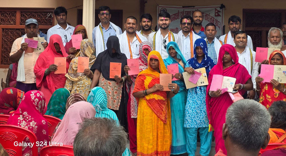 १० वर्षदेखि रोकिएको लालपुर्जा वितरण, धनुषाका ५७ परिवारले पाए जग्गाको स्वामित्व
