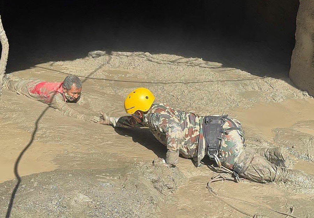 भोटेकोसी बाढी प्रभावित क्षेत्रमा व्यक्तिगत रूपमा राहत लिएर नजान प्रधानमन्त्री सचिवालयको आग्रह
