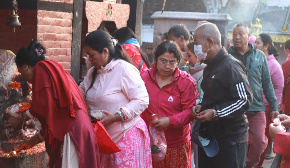 नवरात्रको दोस्रो दिन शक्तिपीठमा भक्तजनको घुइँचो, दसैँको किनमेल र घर फर्किनेको चहलपहल बढ्दै